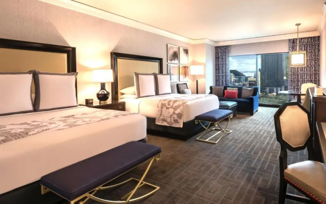 Augustus Quadruple room Strip View