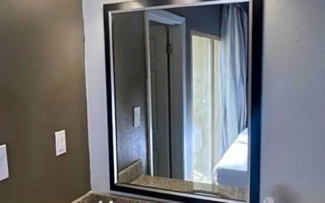 Suite with courtyard view