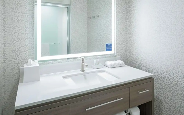 Standard Quadruple room with city view