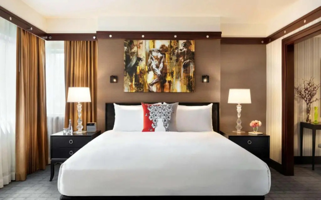 1 Bedroom Prestige Corner Accessible with Grab Bar Tub Double Suite