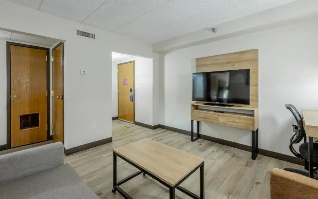 Suite with pool view