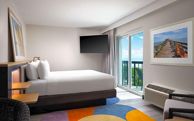 Standard room with balcony and oceanfront