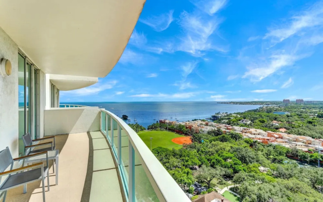 Suite with balcony and with city view