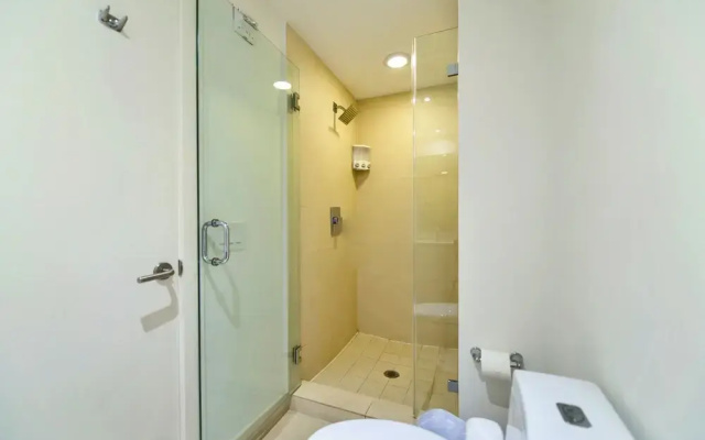 2 Bedrooms Luxury Apartment with balcony and beachfront