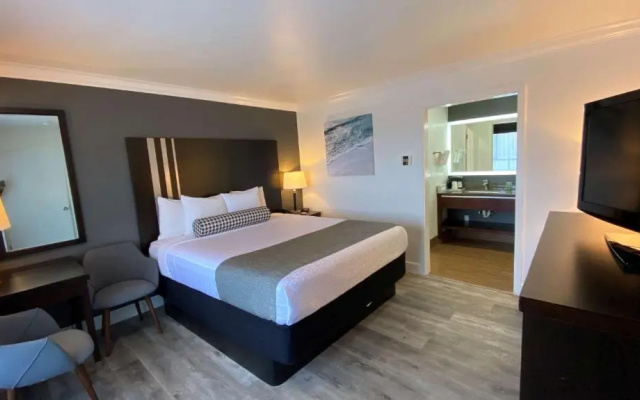 1 Bedroom Double Suite with partial ocean view