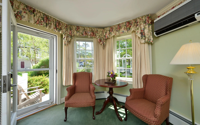 Standard Quadruple room with garden view