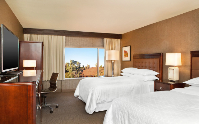 Standard Quadruple Club room with pool view