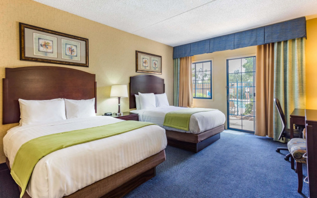 Standard Quadruple room with pool view