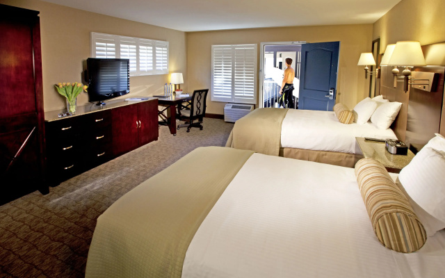 Standard Quadruple room with courtyard view