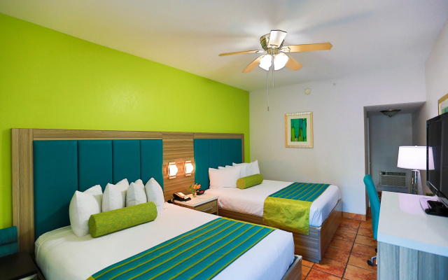 Standard Quadruple room with pool view