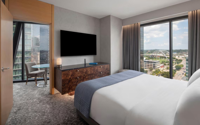 Corner Suite with city view