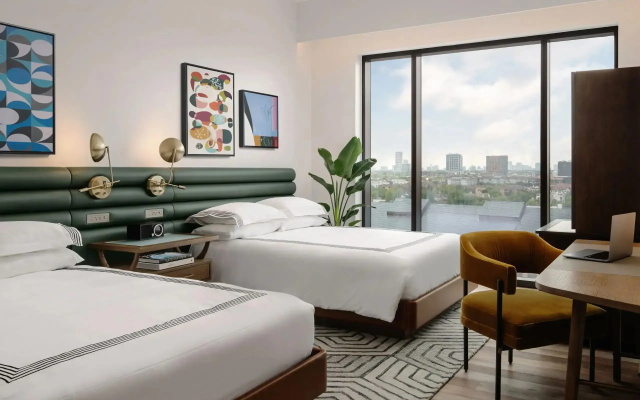 Twin room with Skyline view