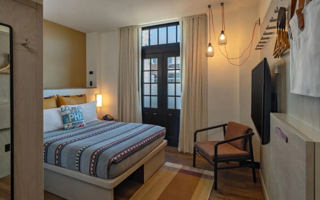 Petite Double room with city view