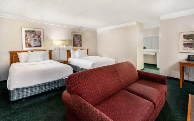 Deluxe Quadruple Family Suite