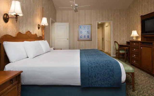 2 Bedrooms Club Level Suite