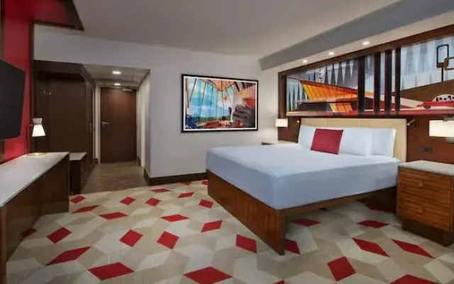 2 Bedrooms Club Level Suite Theme Park View