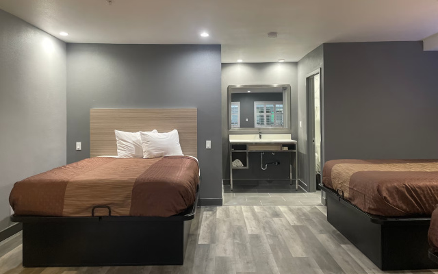 Sextuple room