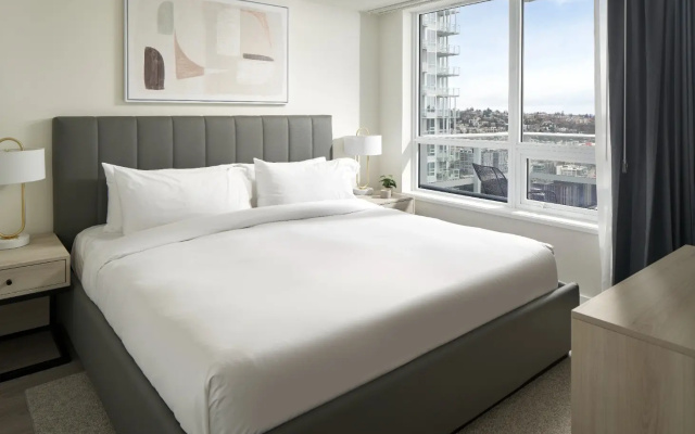 1 Bedroom Deluxe with Office Double Suite