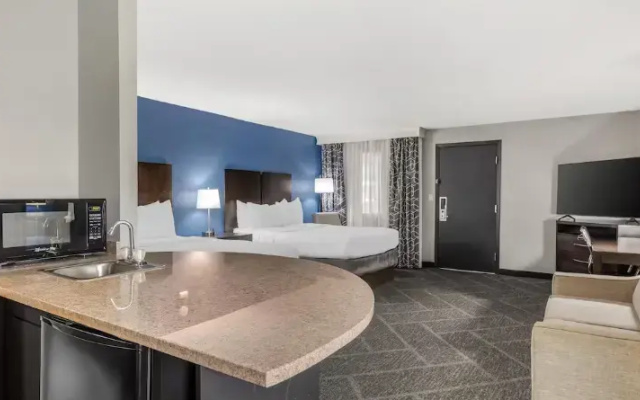 Executive Quadruple room with pool view