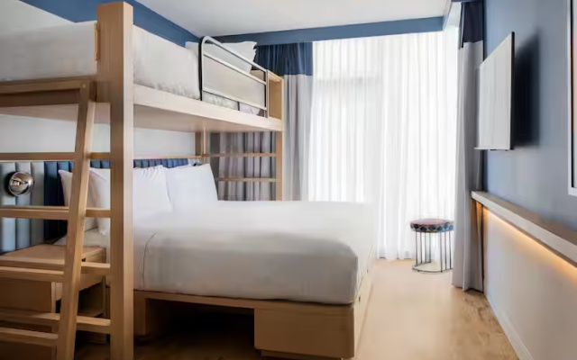 Triple (Bunk Beds 1 Twin Bed Over 1 King Bed) room