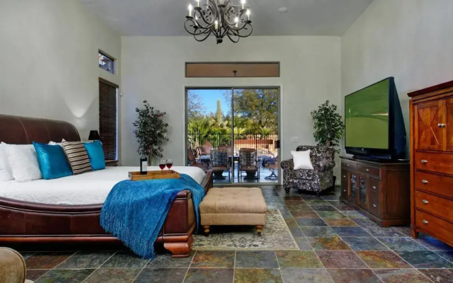 6 Bedrooms House
