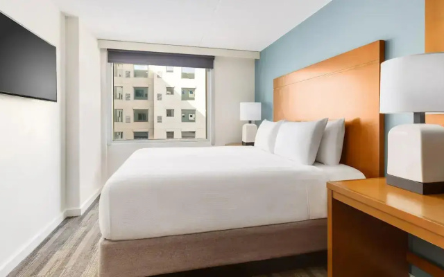 1 Bedroom Accessible Tub Double Suite