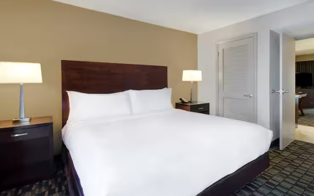 Two-room Atrium Building Double Suite