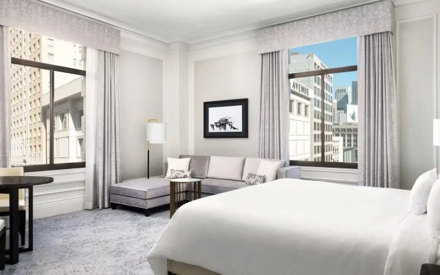 2 Bedrooms Bi-level Suite Union Square view
