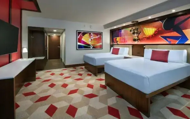2 Bedrooms Club Suite with Theme park view