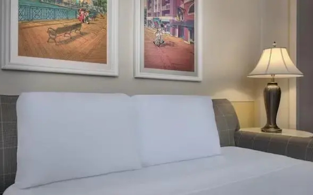 2 Bedrooms Club Level Suite
