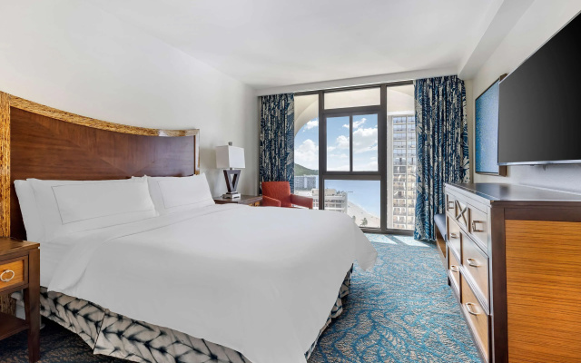 3 Bedrooms Penthouse Hearing and Roll-In Shower Accessible Lagoon Suite with ocean view