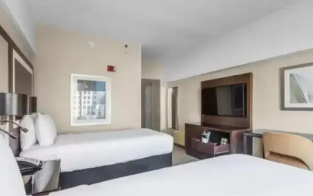 Standard Quadruple room with city view