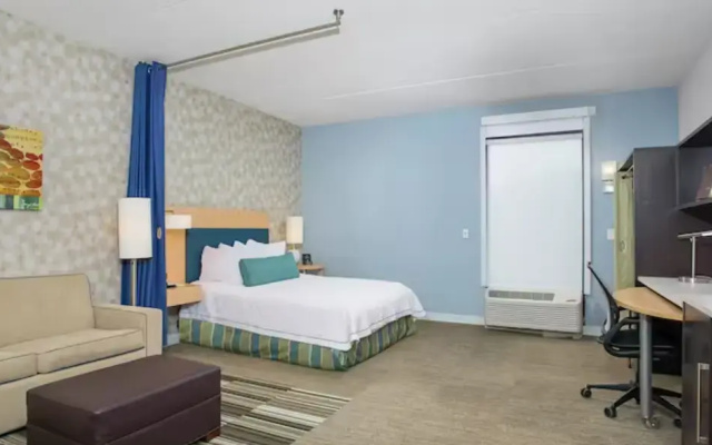 Mobility/Hearing Accessible Roll-In Shower Double Studio