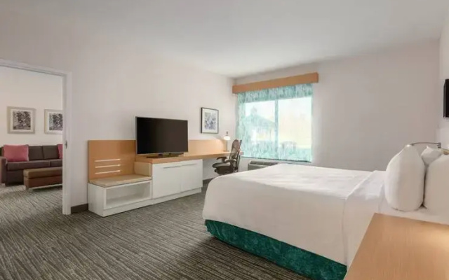 1 Bedroom Deluxe Double Mobility Accessible Suite