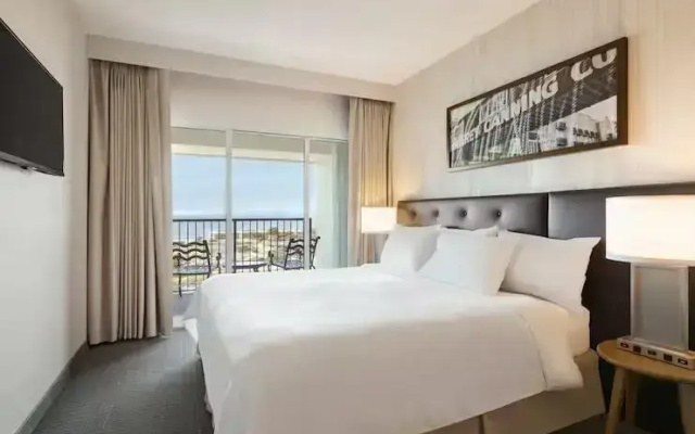Deluxe Hearing Double Accessible Suite with water view