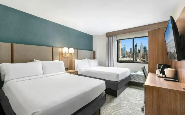 Standard Quadruple room with city view