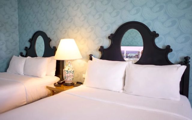 Deluxe Quadruple room with city view