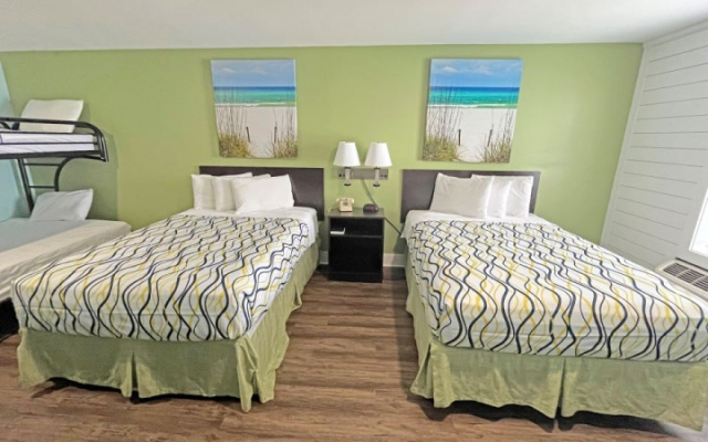 Dunes Deluxe Gulfside with Bunk Bed room