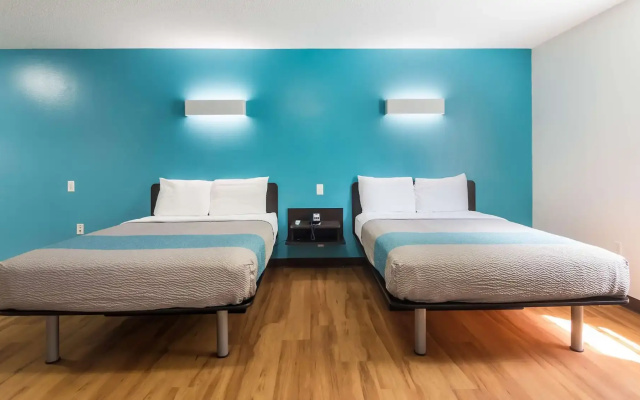Deluxe Refrigerator & Microwave Twin room
