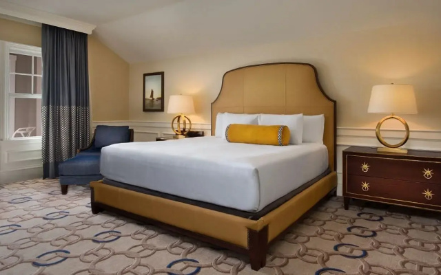 2 Bedrooms Club Level Suite