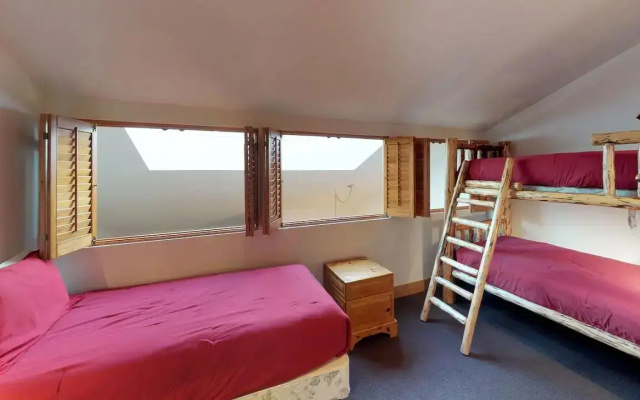 2 Bedrooms Gold Loft Condominium