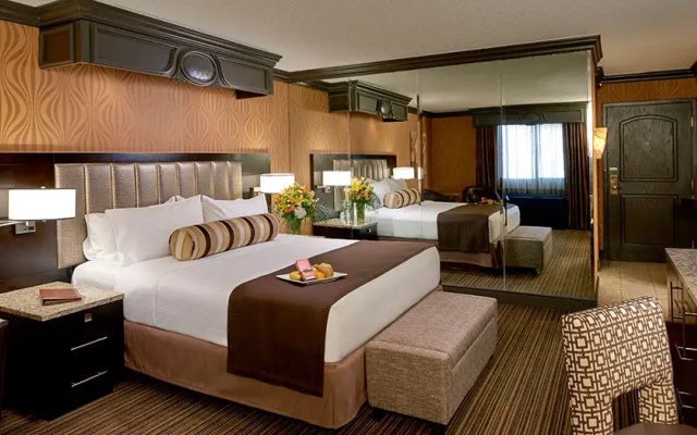 Parlor Gold Tower Double Suite