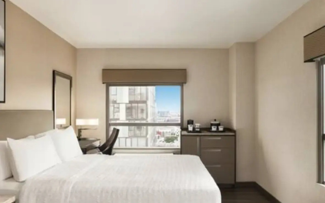 Mobility/Hearing Accessible Double room with city view