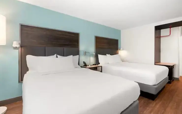 Mobility/Hearing Accessible with Tub Quadruple room