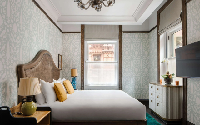 Deluxe Corner Suite