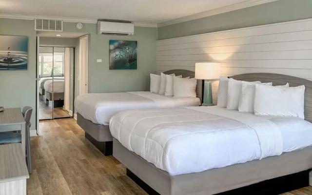 Poolside Quadruple room