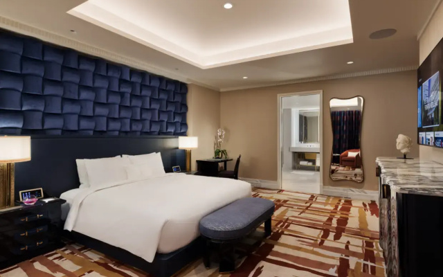 2 Bedrooms Crown Fleur de Lis Suite