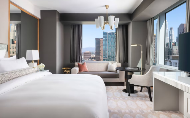 Larger Corner Club Lounge Access Double room with city view