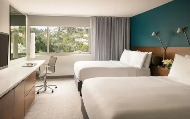 Twin room with Hollywood Hills view