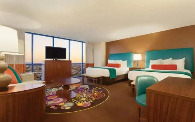 1 Bedroom High Floor Twin Suite with strip view